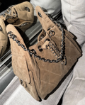 COCO 25 SMALL - SUEDE ARENA - HERRAJE PLATA