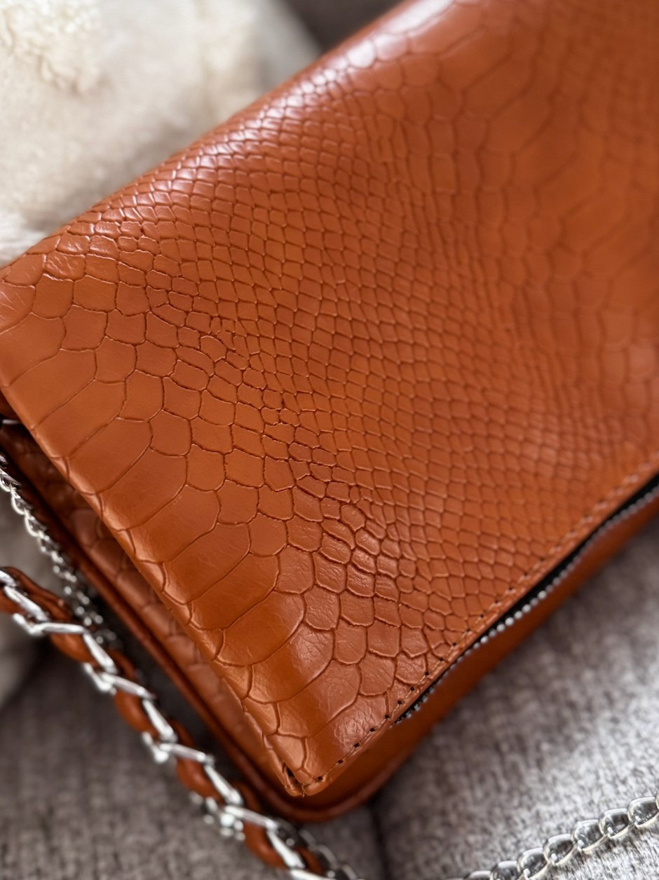 AMONET - CAMEL TEXTURA PITÓN  HERRAJES PLATEADOS